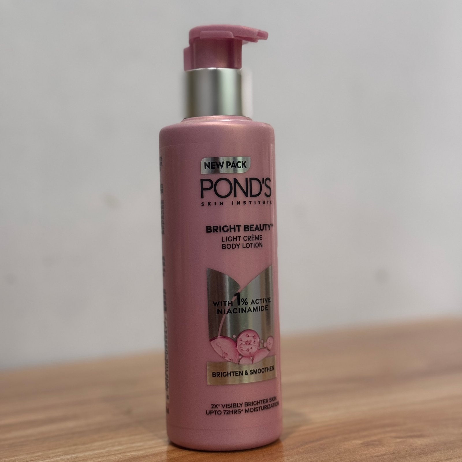 POND'S Bright Beauty Light Crème Moisturizing Body Lotion With 1% Niacinamide For Smooth & Bright Skin, for All skin Types,275ml