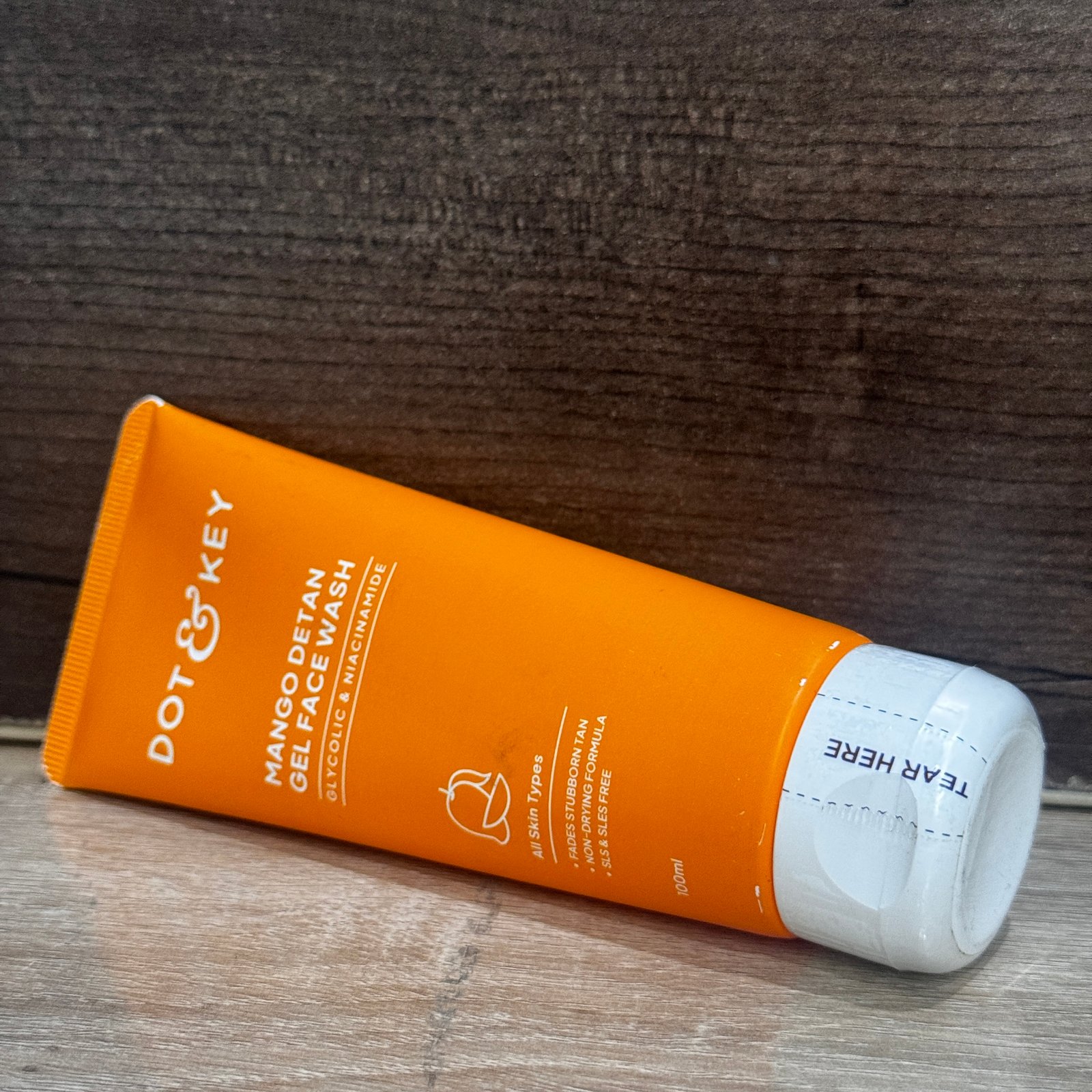 Dot & Key Mango Detan Gel Face Wash | Gently Cleanses Skin From Dirt & Oil | Fades Stubborn Tan | For All Skin Types | 100ml
