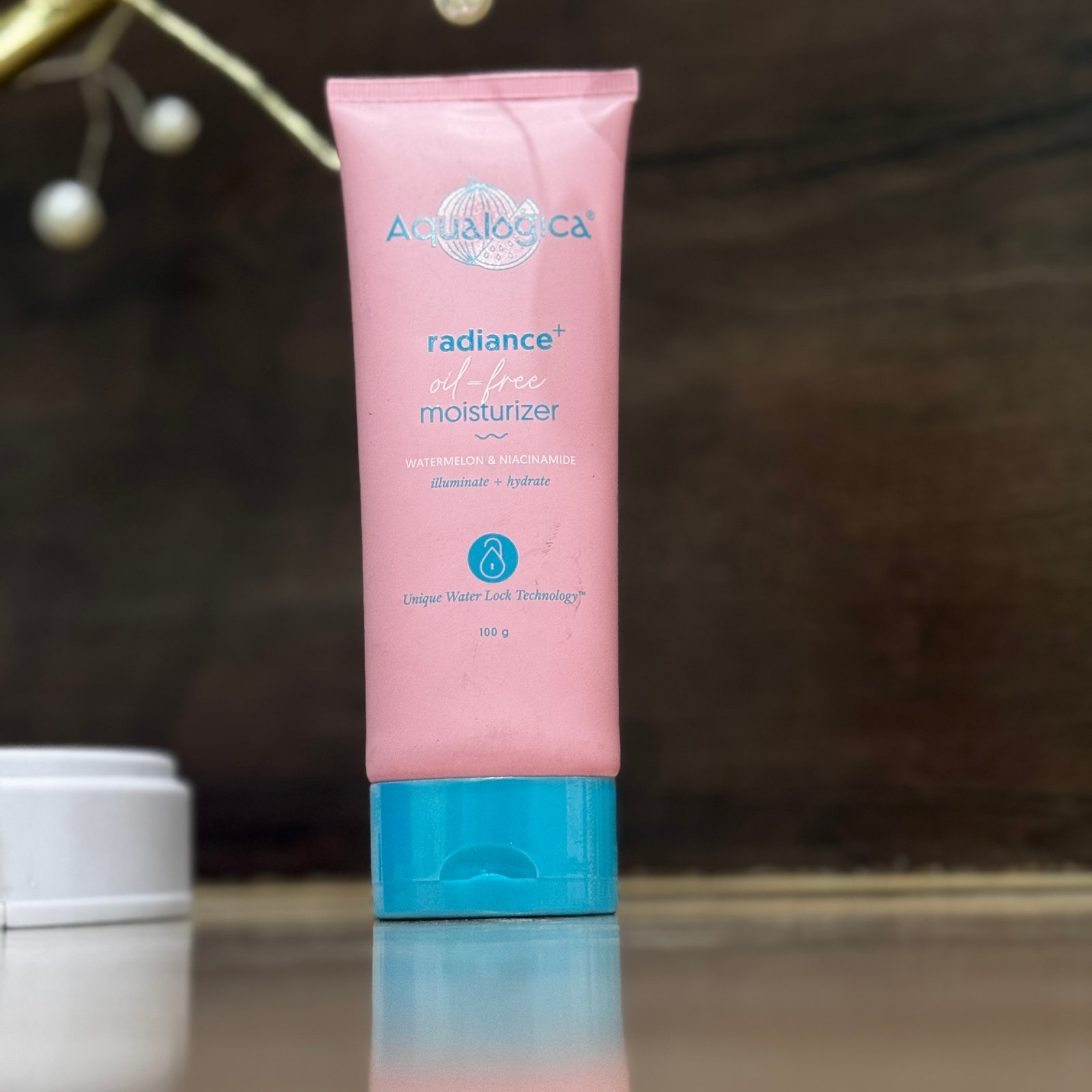 Aqualogica Radiance+ Oil-Free Moisturizer with Watermelon & Niacinamide for Deeply Nourished, Combination Skin, Oil-Free & Radiant Skin of Men & Women -100g