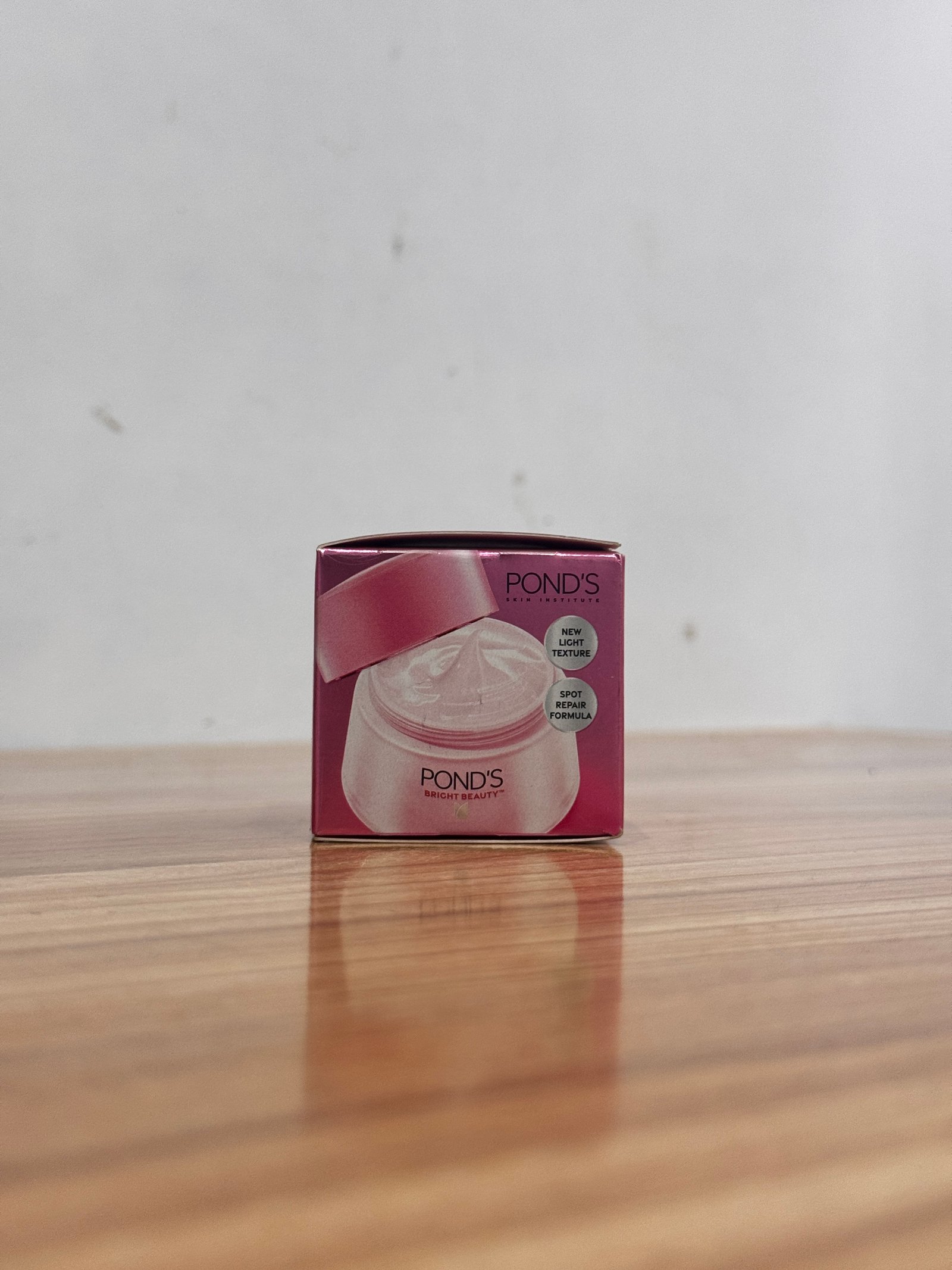 Pond's Bright Beauty Light Cream with UV Filter | Niasorcinol | 100x Better than Vitamin C | Niacinamide | Fades Dark Spots, Brightens Skin, 23gg