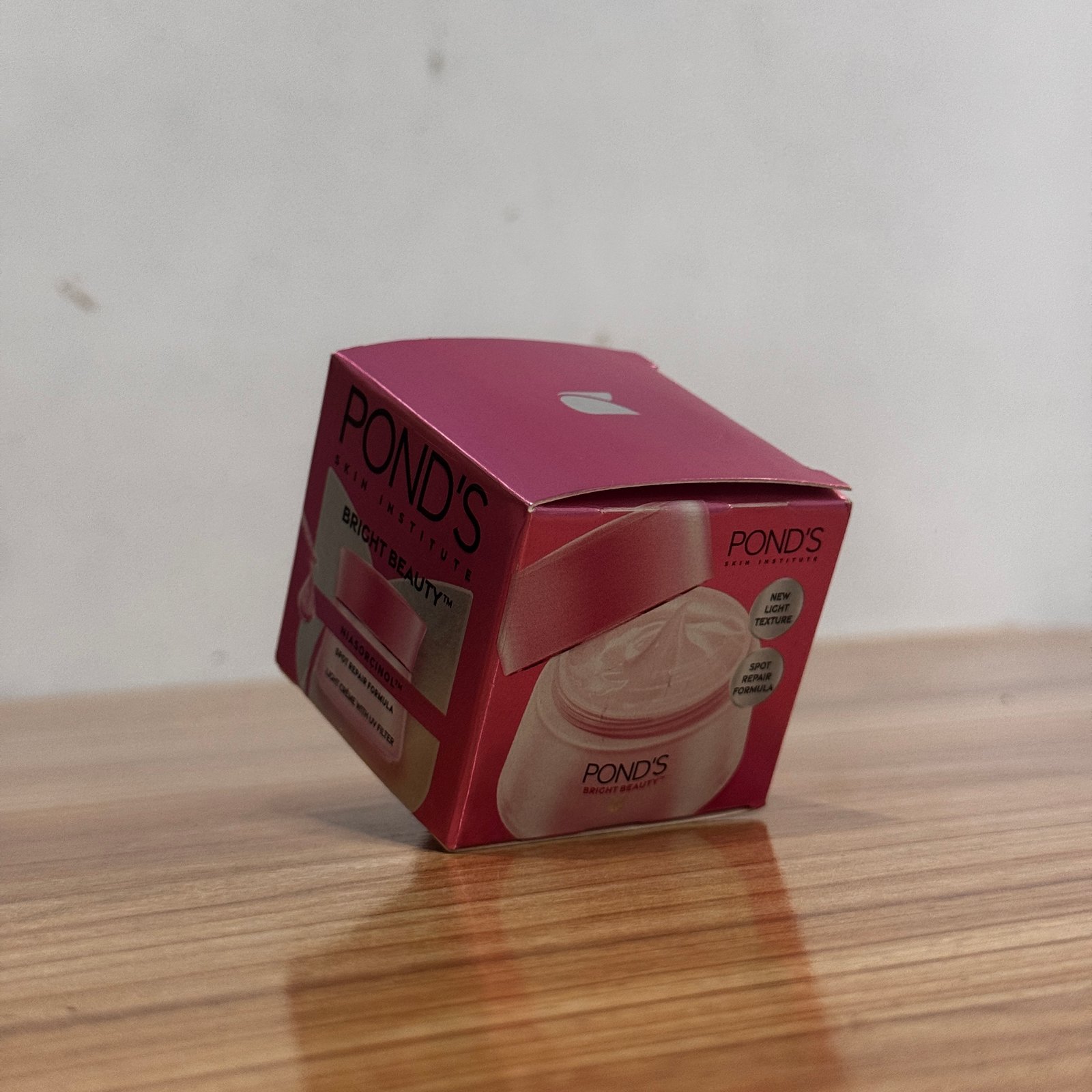 Pond's Bright Beauty Light Cream with UV Filter | Niasorcinol | 100x Better than Vitamin C | Niacinamide | Fades Dark Spots, Brightens Skin, 23gg